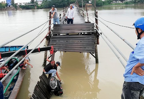 Người dân trục vớt các xe máy rơi xuống sông. Ảnh: An Phước.