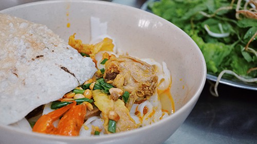 
Mỗi phần ăn đầy đủ c&oacute; gi&aacute; 30.000 đồng. Ảnh: Di Vỹ.

