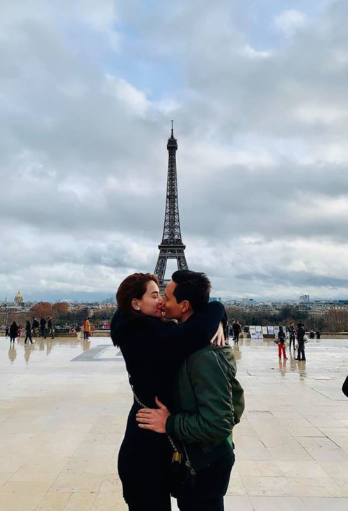 Khoảnh khắc khóa môi bạn gái tại Pháp được Kim Lý chia sẻ trên trang cá nhân.