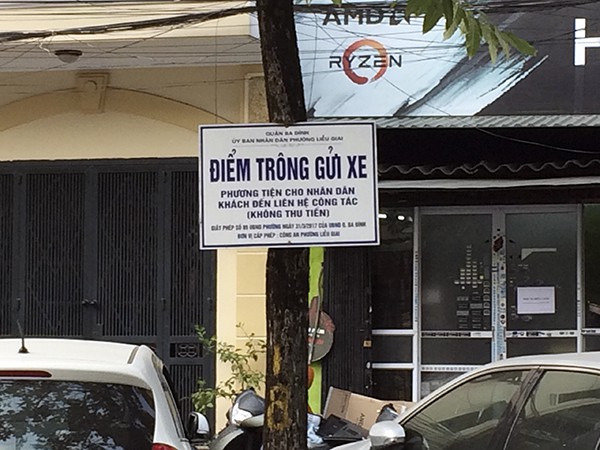 
Biển trông giữ xe “không thu tiền” được treo trước mặt trụ sở UBND phường Liễu Giai, quận Ba Đình, Hà Nội. Ảnh: PV
