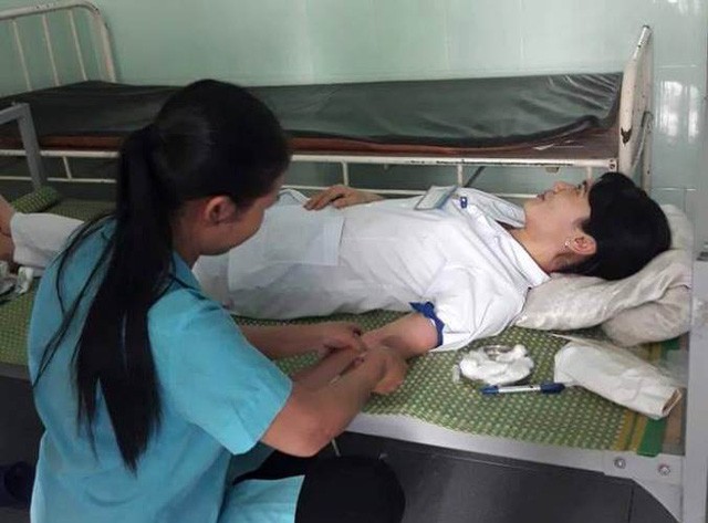 
Trước đó, ngày 5/11, 5 cán bộ nhân viên Trung tâm y tế huyện Kim Thành hiến máu cứu sản phụ bị đờ tử cung. Ảnh: Nguyễn Thị Tuyến
