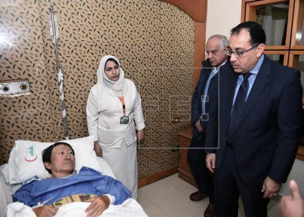 Thủ tướng Ai Cập, ông Moustafa Madbouly (phải), đến thăm du khách Việt Nam bị thương trong vụ đánh bom khủng bố đêm 28/12 (Ảnh: EFE/EPA/STR)