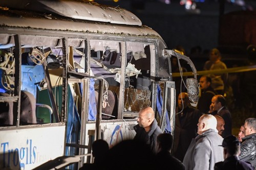 Kính cửa xe buýt vỡ sau vụ nổ. Ảnh: AFP.