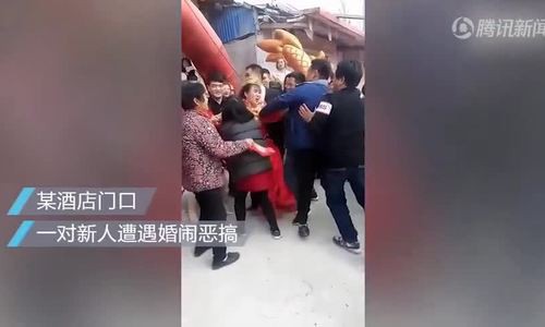 
C&ocirc; đ&acirc;u đ&aacute;nh kh&aacute;ch mời.
