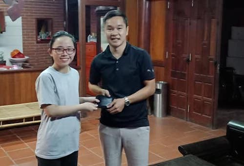 Em Hương trao lại chiếc v&iacute; cho anh T&ugrave;ng. Ảnh: NVCC.