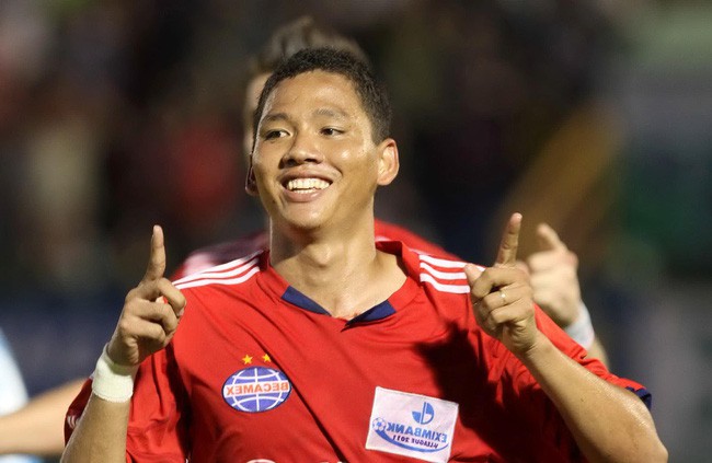 Anh Đức ghi bàn thắng mở tỉ số trong trận lượt đi Việt Nam - Philippines