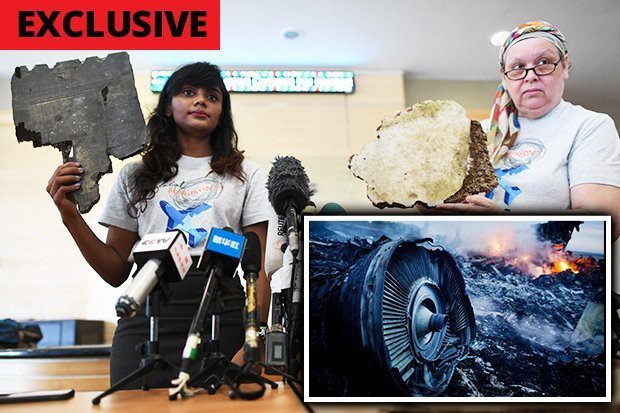 Người nhà nạn nhân MH370 và những mảnh vỡ họ tin là của MH370.