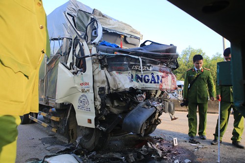 Đầu xe tải biển Nghệ An bị vỡ nát. Ảnh: V.A