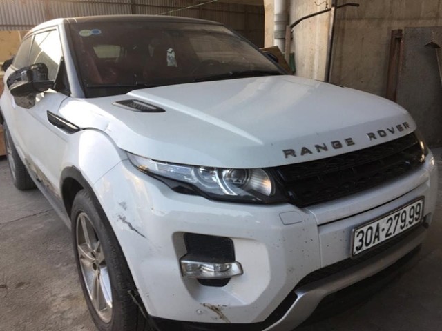 
Tài xế Range Rover vượt đèn đỏ, tông nữ sinh nguy kịch rồi tăng ga bỏ chạy.
