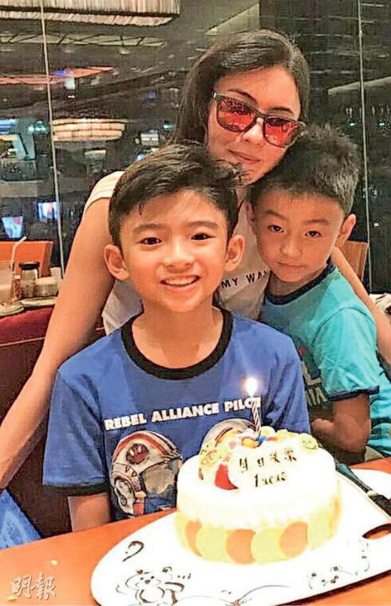 B&aacute; Chi v&agrave; hai con trai.