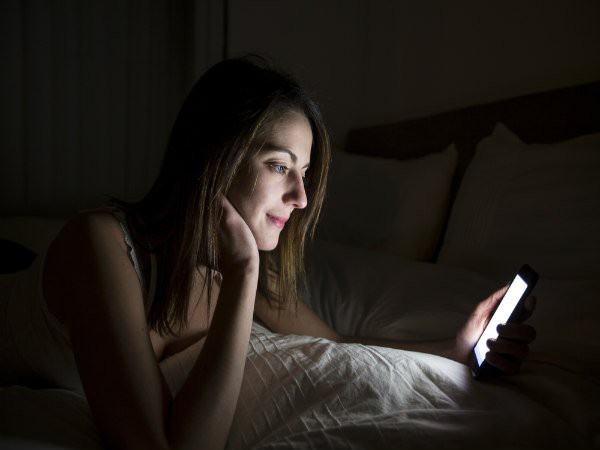 
Sử dụng smartphone vào ban đêm không chỉ làm hại mắt mà còn làm ảnh hưởng đến chất lượng giấc ngủ
