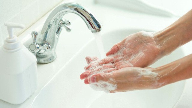
Đừng quên rửa tay thường xuyên sạch sẽ tránh lây virus cho những người khác hoặc chính mình bị bệnh.
