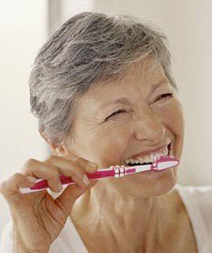 Người cao tuổi nên lưu ý đến việc chăm sóc giữ vệ sinh răng miệng sạch sẽ để phòng chống bệnh lao phổi một cách tốt nhất.