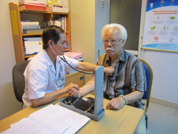 
Người cao tuổi nên kiểm tra sức khỏe định kỳ để điều trị tốt các bệnh lý mạn tính. Ảnh: SKĐS
