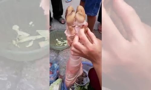 Chiếc chân giò lợn còn lông và dính phân ở móng. Ảnh cắt từ clip