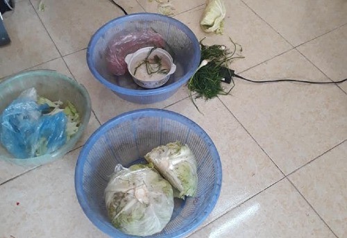 Hai chiếc bắp cải, tôm ươn được cha mẹ mang thẳng lên phòng hiệu trưởng để đối chất. Ảnh: Phụ huynh cung cấp