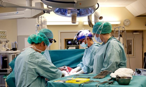 Các bác sĩ Thụy Điển chuẩn bị trước một ca phẫu thuật cấy ghép tử cung từ người hiến tặng còn sống. Ảnh: AP.