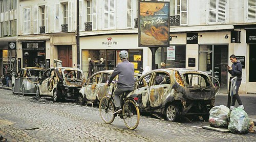 Xe hơi bị đốt cháy trên đường phố Paris sau cuộc bạo động hôm 1/12. Ảnh: Reuters.