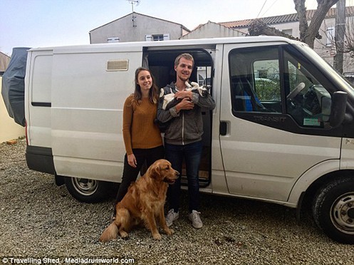 
Cặp vợ chồng người Pháp bên cạnh ngôi nhà di động của mình. Ảnh: Travelling Shed.
