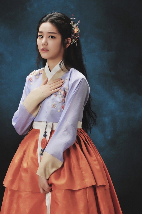 Lee Yoo Bi bắt đầu xuất hiện trong các tác phẩm truyền hình từ năm 2011. Cô góp mặt trong khá nhiều bộ phim ăn khách như Pinocchio, Gu Family Book, The Innocent Man, Tuổi hai mươi... nhưng chưa bao giờ trở thành tên tuổi hạng A của showbiz Hàn. Nữ diễn viên 28 tuổi thường được nhắc tới với biệt danh Con gái Kyun Mi Ri hơn là tên thật.