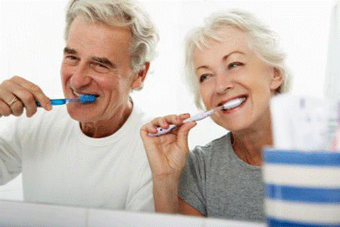Cách chăm sóc răng miệng tốt nhất là đánh răng và dùng chỉ nha khoa. Ảnh minh họa.
