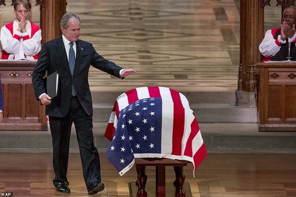 
Ông Bush xúc động nói lời chào tạm biệt lần cuối với cha.

