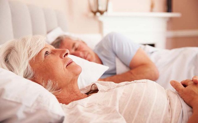 
Mất ngủ là một trong những nguyên nhân khiến sức khỏe của người có tuổi giảm sút. Ảnh minh họa
