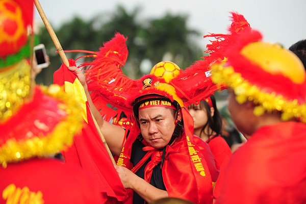 
Một cổ động viên lắc lư theo tiếng trống cùng cặp sừng lớn trên đầu.
