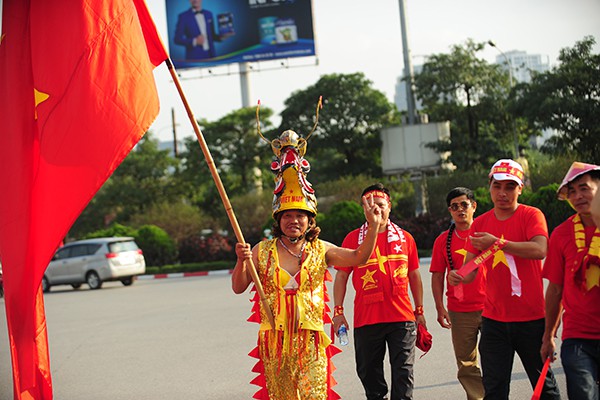 
Trang phục kỳ lạ dễ dàng nổi bật giữa đám đông.
