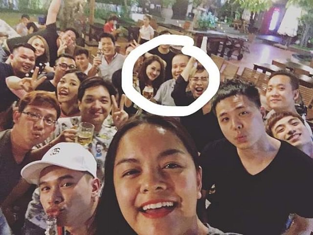 
Phạm Quỳnh Anh chụp selfie cùng bạn bè, ở phía xa Quang Huy và Bảo Anh vô tình đứng cạnh nhau.
