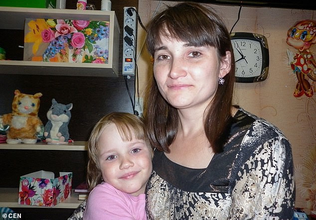 C&ocirc; Anna &ocirc;m con g&aacute;i 8 tuổi nhảy lầu tự tử nhưng kh&ocirc;ng ngờ lại hại chết cả mẹ của m&igrave;nh.