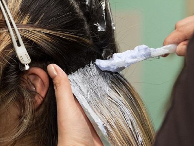 Một phụ nữ ở Trung Quốc từng bị phát hiện xơ gan do thuốc nhuộm tóc.