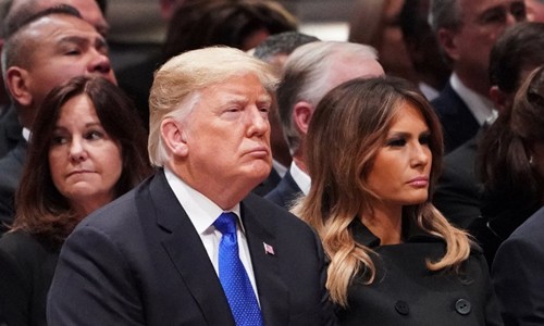 Tổng thống Mỹ Trump (cà vạt xanh) và phu nhân Melania tại tang lễ ngày 5/12. Ảnh: AFP.