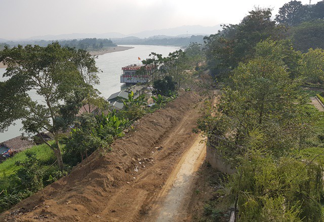 
Dù vậy, Tuyên Quang vẫn mạnh tay đầu tư 435 tỷ đồng để xây thêm đường trên bờ kè đê.
