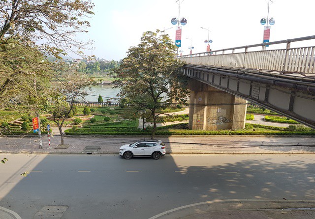 
Tuyến đường lớn thông thoáng cạnh dự án xây đường lên kè sông nhìn từ chân cầu Nông Tiến (TP Tuyên Quang).
