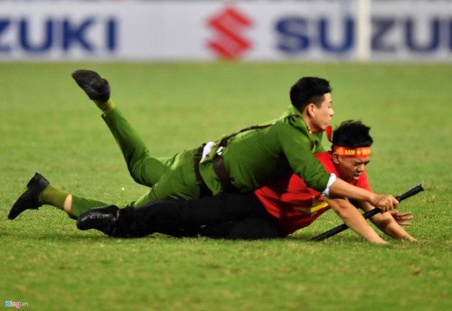 Theo thông tin của Tri thức trực tuyến, sau khi tiếng còi báo hiệu trận đấu bán kết AFF Cup 2018 lượt về giữa Việt Nam và Philippines kết thúc, một cổ động viên đội nhà đã lao xuống sân chia vui với các cầu thủ nhưng bị công an đưa ra ngoài.