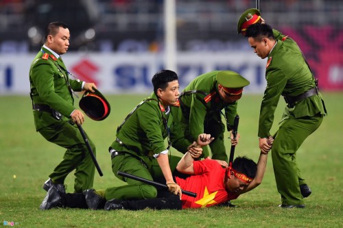 Quá phấn khích vì chiến thắng chung cuộc 4-2 đưa ĐT Việt Nam giành vé vào chung kết đã khiến khán giả này không còn tự kiểm soát được hành động. Sư việc gây chú ý cho hàng chục nghìn người trên khán đài.