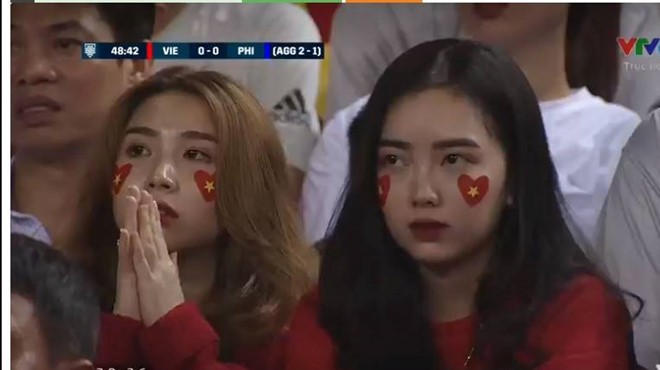 Lê Thị Thanh (trái) gây chú ý với khoảnh khắc lọt vào ống kính máy quay. Ảnh chụp màn hình.