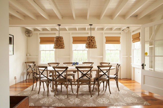 Lựa chọn thêm thảm trải sàn cho phòng ăn cũng là cách để biến không gian này trở nên ấm cúng hơn nhiều đó.