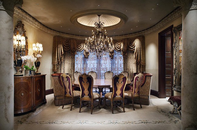 Bộ bàn ăn gia đình trông ấn tượng hơn nhiều nhờ sự trợ giúp của mẫu đèn chùm trang trí mang hơi hướng cổ điển.