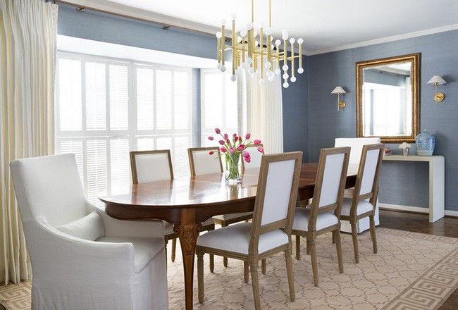 Để tiết kiệm không gian, bạn nên chọn những mẫu bàn ăn có thiết kế tối giản, tránh nhiều chi tiết rườm rà.