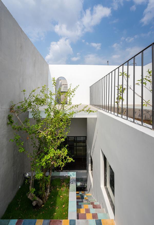 
Tầng thượng được tận dụng làm một vườn cây xanh rợp bóng, giảm hấp thụ nhiệt cho các tầng phía dưới.
