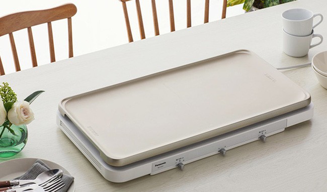 Chiếc bếp có khay đặt nấu siêu dễ thương cùng nhứng nút tùy chỉnh nhiệt độ.