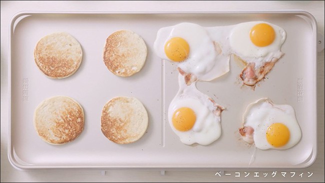 Làm trứng ốp quá đỗi dễ dàng.