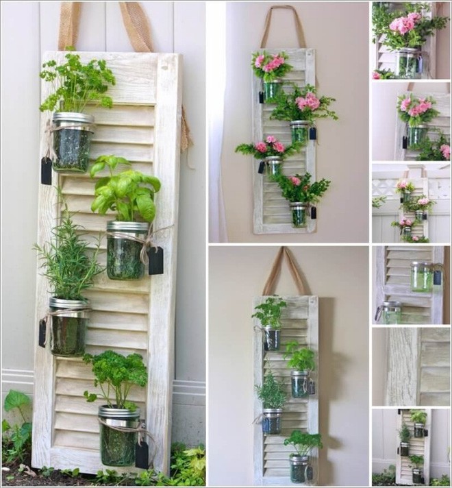 7. Cánh cửa sổ không còn được sử dụng với chức năng chính. Bạn cũng có thể dùng chúng để treo cố định lên tường. Tận dụng lọ thủy tinh để trồng các loại cây hoa, cây gia vị hay cắm những loài hoa mà bạn thích.