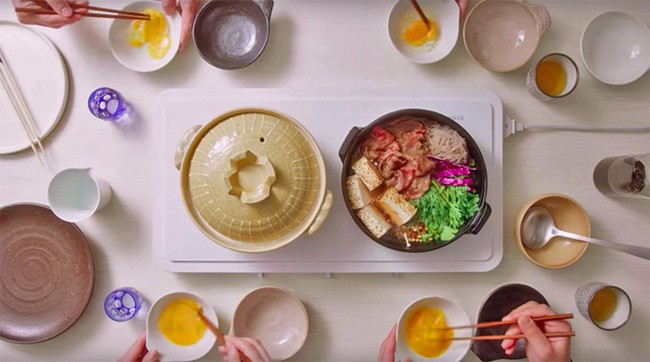 Cả gia đình cùng quây quần bên chiếc bếp nấu 2 món ăn ngon mắt.