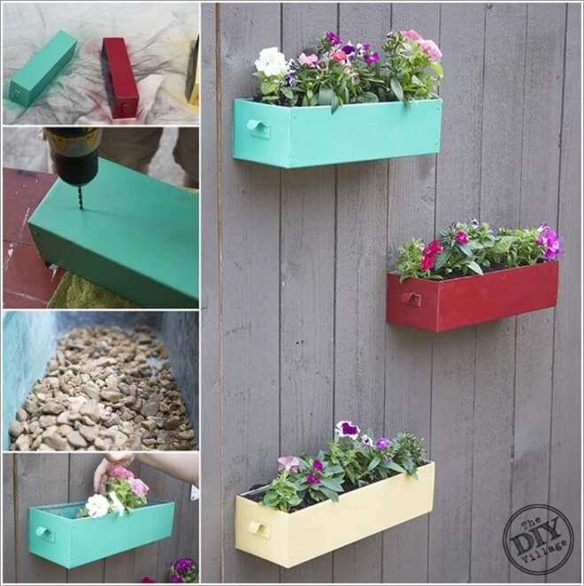 10. Đóng những ô ngăn kéo lên tường, sơn những gam màu mà bạn yêu thích và bắt đầu thổi hồn thiên nhiên và sức sống nhờ vào việc trồng hoa.