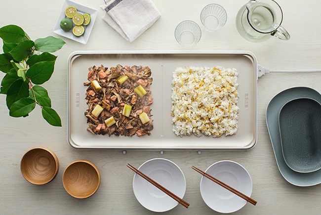 Một bên cơm, motoj bên rau củ quả thịt xào, bữa ăn của bạn đã sẵn sàng.