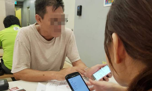 &Ocirc;ng Chen đưa c&aacute;c bằng chứng về quan hệ t&igrave;nh cảm v&agrave; số tiền m&igrave;nh đ&atilde; chi cho người t&igrave;nh suốt mấy năm y&ecirc;u đương. Ảnh: Zaobao.