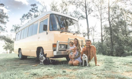 John v&agrave; Victoria thường xuy&ecirc;n chia sẻ về cuộc sống v&agrave; những cuộc phi&ecirc;u lưu của m&igrave;nh tr&ecirc;n Instagram v&agrave; Youtube. Ảnh: Thelivingfreefamily.